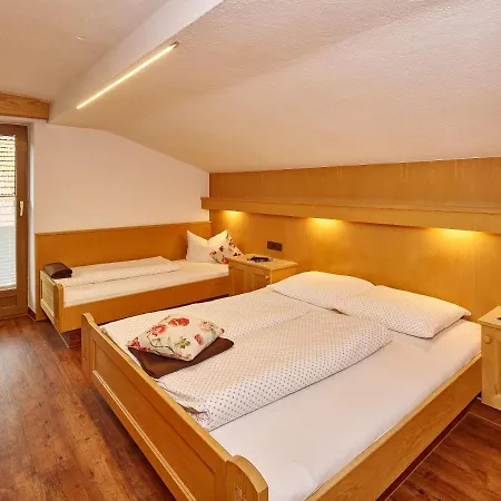 Πανσιόν Fiegl Ζόλντεν